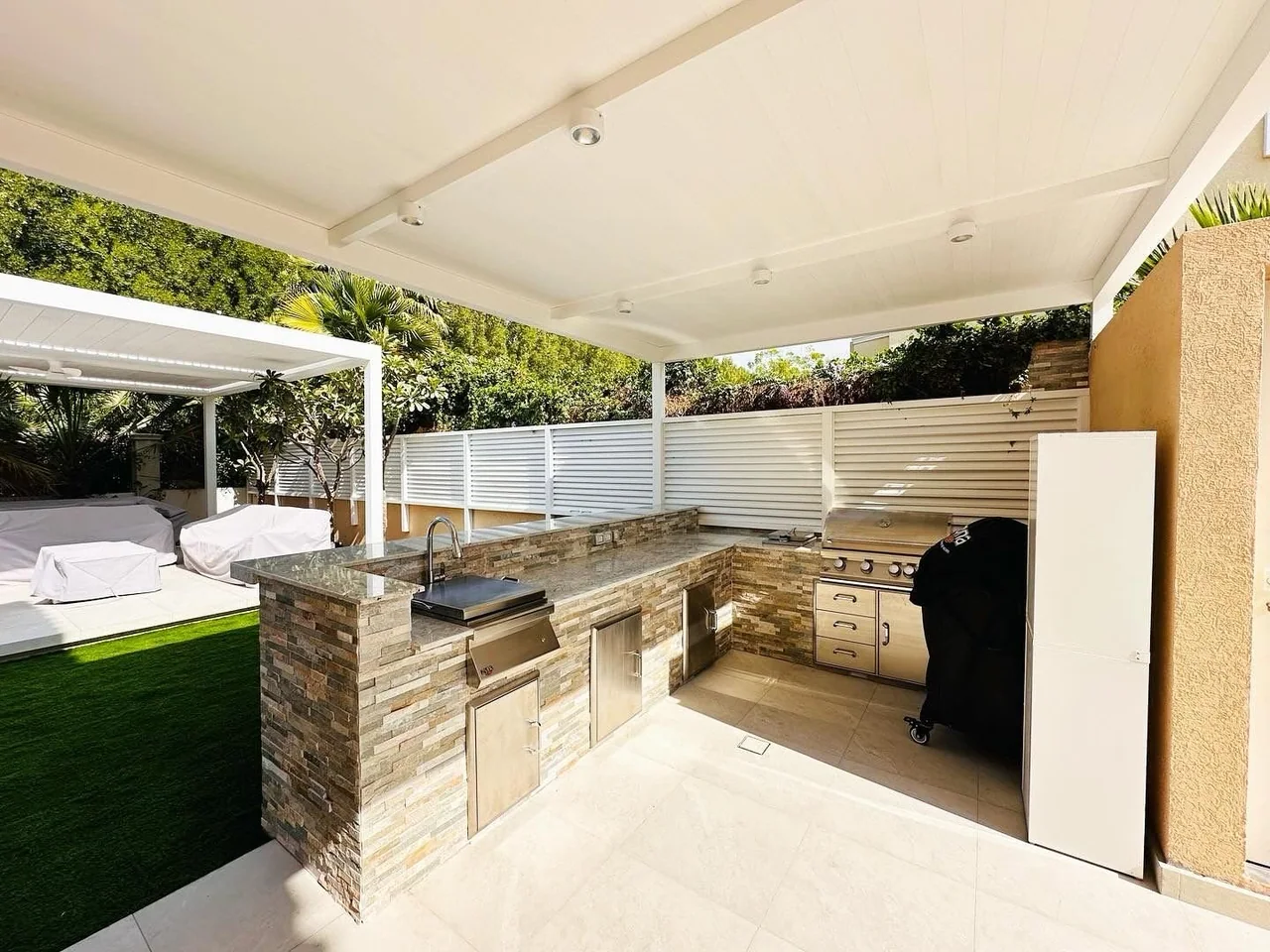 Outdoor kitchen under a pergola